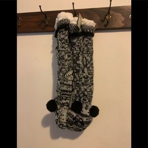 NWT Bee & Willow fuzzy socks bee 🐝 🧦